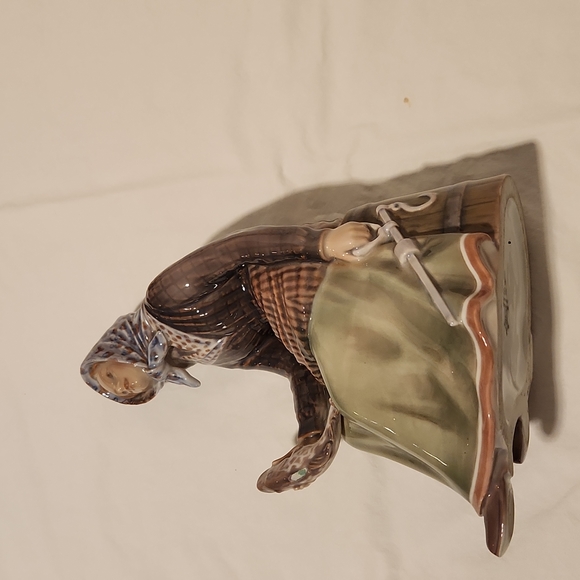 Dahl Jensen Copenhagen 1150 Fish Seller Lady Sitting on a Barrel Figurine. - Picture 3 of 9